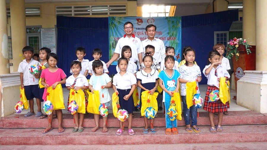 Tặng quà cho học sinh.JPG