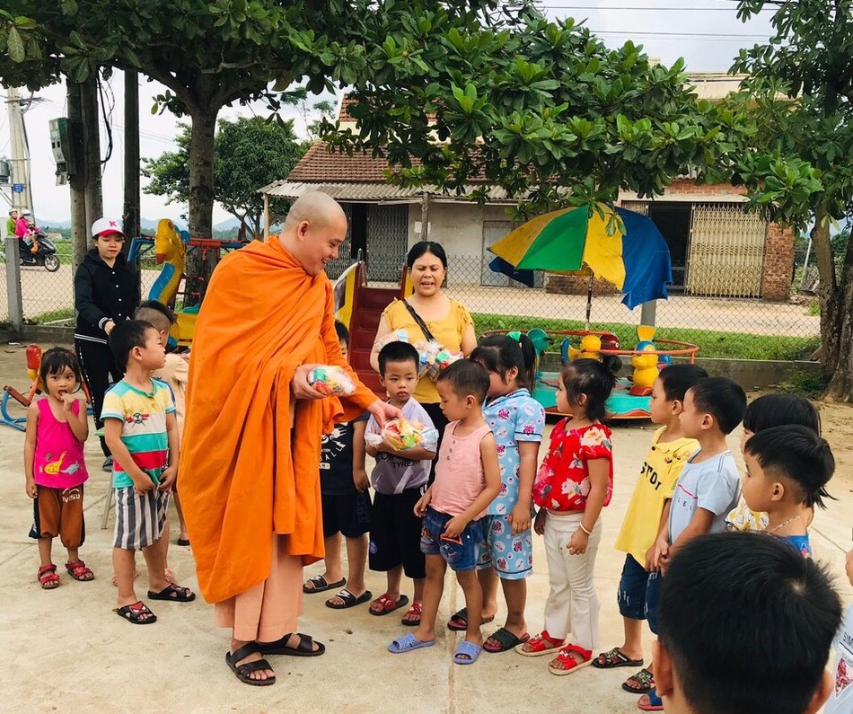 Tặng quà và học bổng học sinh ảnh 2 b89ca0c6b5874bd91296.jpg