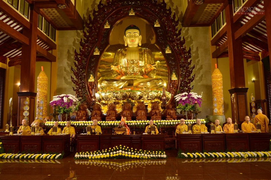 Truyền Bồ-tát giới  -Tam Qui Ngũ giới- Khất thực (1).jpg