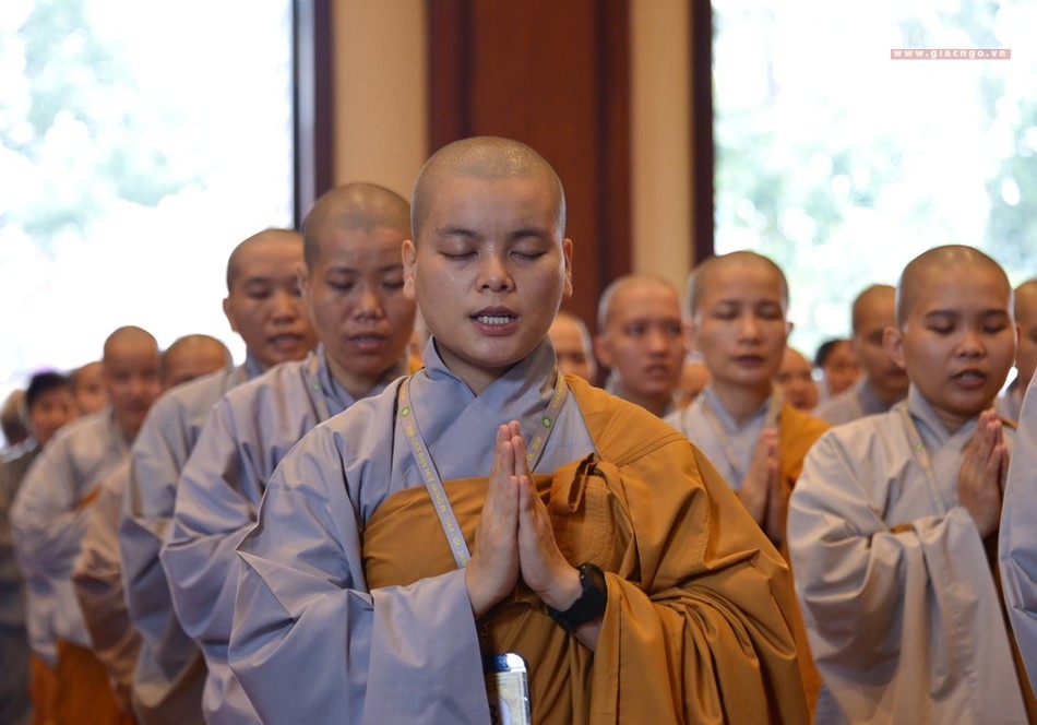 Truyền Bồ-tát giới  -Tam Qui Ngũ giới- Khất thực (12).jpg