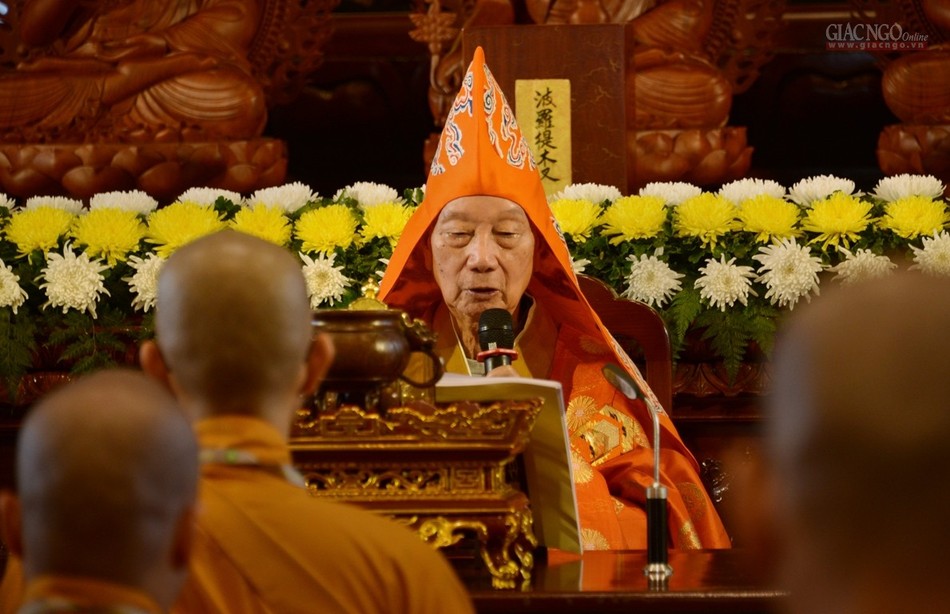 Truyền Bồ-tát giới  -Tam Qui Ngũ giới- Khất thực (15).jpg