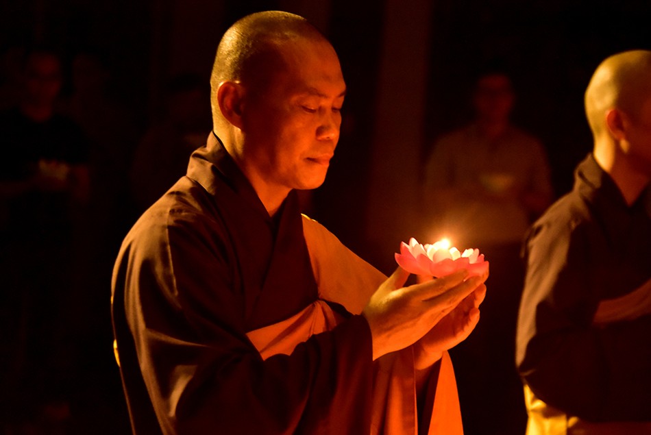 Dem thap nen cau nguyen huong ve mien trung 7.JPG