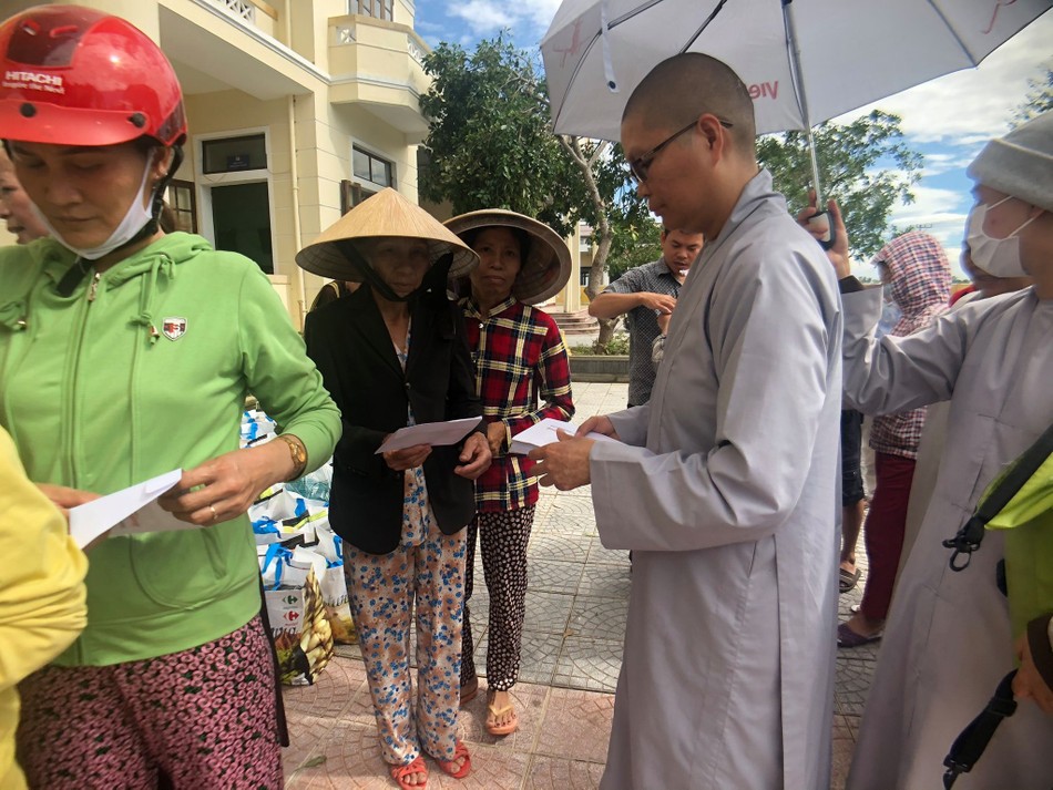 Phân ban Ni giới T.Ư và TP.HCM trao quà Quảng Trị, Huế ảnh 9 122835310_3601525993246571_4726179996177447610_o.jpg