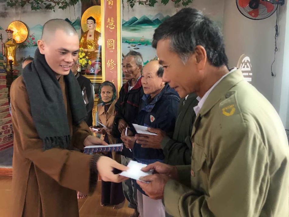 Các chùa cứu trợ vùng lũ ảnh 2 a2.jpg