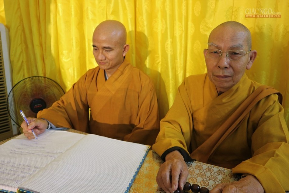 BTS Phật giáo TP.HCM viếng tang TT.Thích Thiện Phú ảnh 5 viengtang.3.jpg