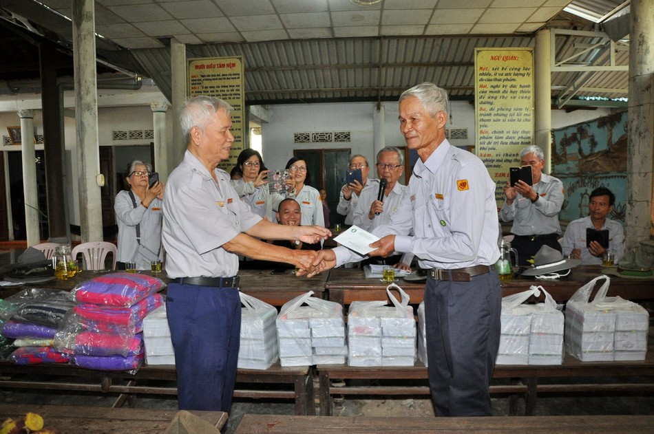 Phân ban GĐPT T.Ư tặng quà lam viên ở miền Trung ảnh 2 4h.jpg