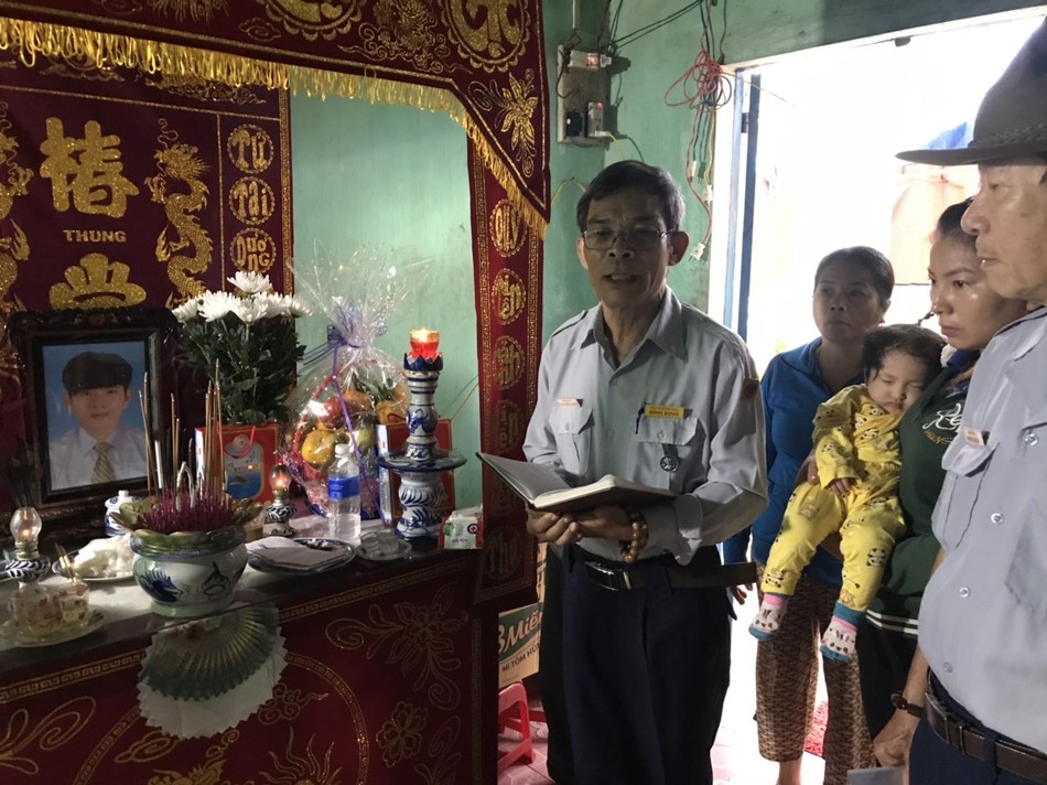 Phân ban GĐPT T.Ư tặng quà lam viên ở miền Trung ảnh 3 9h.jpg