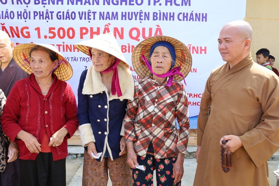 Khánh thành 3 cầu bê-tông, phẫu thuật mắt, tặng quà ảnh 4 1.jpg