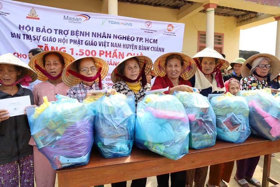 Khánh thành 3 cầu bê-tông, phẫu thuật mắt, tặng quà ảnh 5 2.jpg