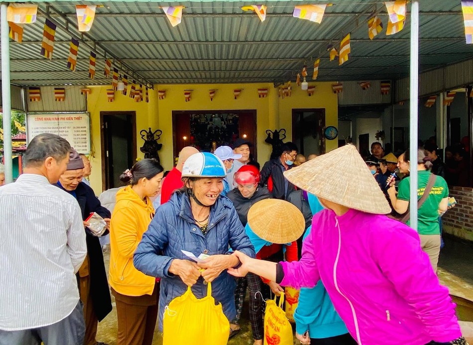 Phật giáo Q.Thủ Đức cứu trợ miền Trung đợt 2 ảnh 2 5d.jpg