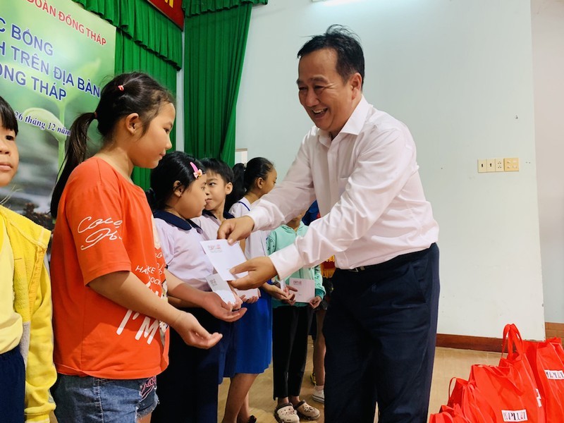 Báo Pháp Luật TP.HCM trao 100 suất học bổng ảnh 2 hoc-bong-dong-thap-nhang_eegq.jpg