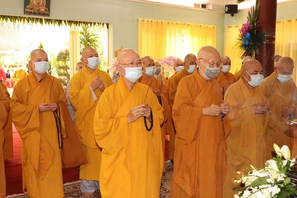 Báo Giác Ngộ viếng tang NT.Thích nữ Tràng Liên ảnh 5 9p.jpg