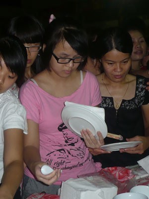 Xếp hàng chờ đến lượt mình. Teen Hà Thành háo hức đi ăn chay