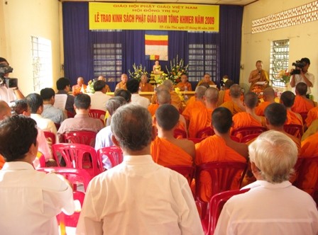 Cần Thơ: Trao tặng kinh sách Phật giáo Nam tông Khmer ảnh 1 TK.jpg