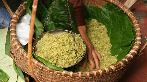 Hình ảnh những bà già vẫn rong ruổi trên phố bán cốm khiến lòng tôi lại dâng lên một cảm giác thèm muốn. Ảnh: VnE Ảnh minh họa