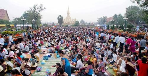 Người dân đang làm lễ cầu nguyện phía ngoài chùa