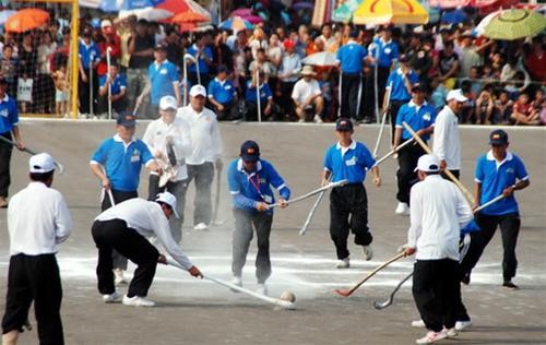Tị Khi (hockey), một trò chơi giữa một bên tượng trưng cho quan (mặc áo màu), một bên tượng trưng cho dân (cởi trần hoặc áo trắng) nhằm tăng cường sự đoàn kết và tạo sự gần gũi gắn kết giữa dân và quan. Đây là trò chơi không thể thiếu trong Hội Thạt Luổng.
