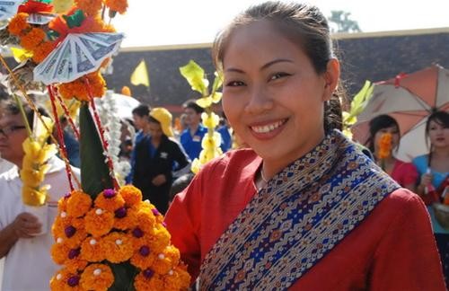 Một phụ nữ Lào trong trang phục truyền thống trong lễ Pạ Sạt Phơng.