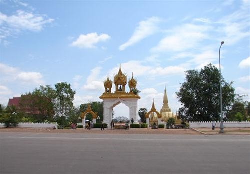 Cảnh quan phía ngoài That Luang Cảnh quan phía ngoài That Luang