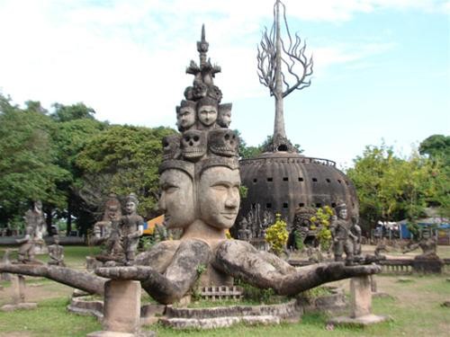Một số tượng trong bãi Phật Một số tượng trong bãi Phật