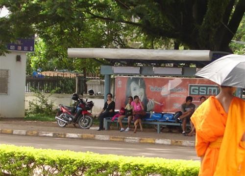 Hiện đại và truyền thống trước Khải Hoàn môn Hiện đại và truyền thống trước Khải Hoàn môn